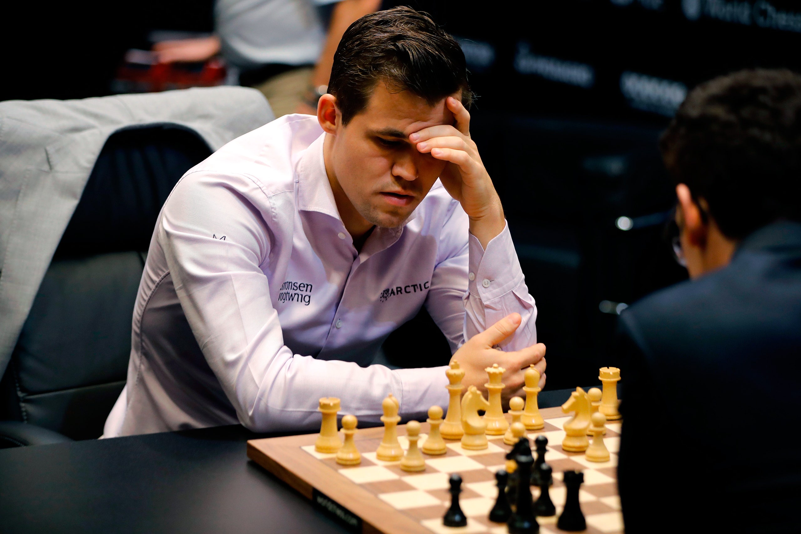 Carlsen đứt mạch bất bại 24 ván cờ tiêu chuẩn