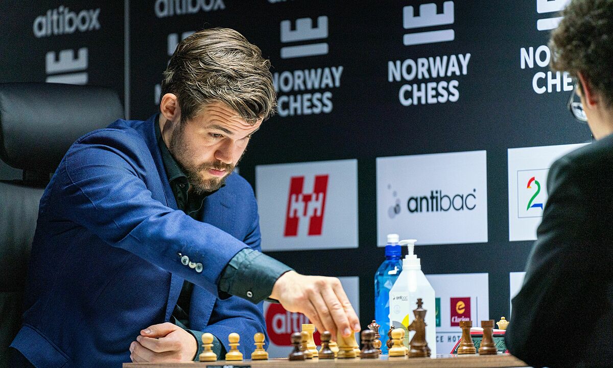 Magnus Carlsen thắng đối thủ Artemiev ở chung kết Aimchess US