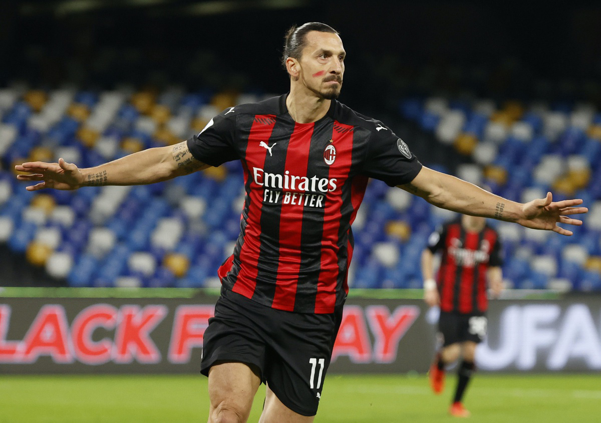 Tiền đạo Zlatan Ibrahimovic ghi bàn giúp AC Milan thắng Lazio