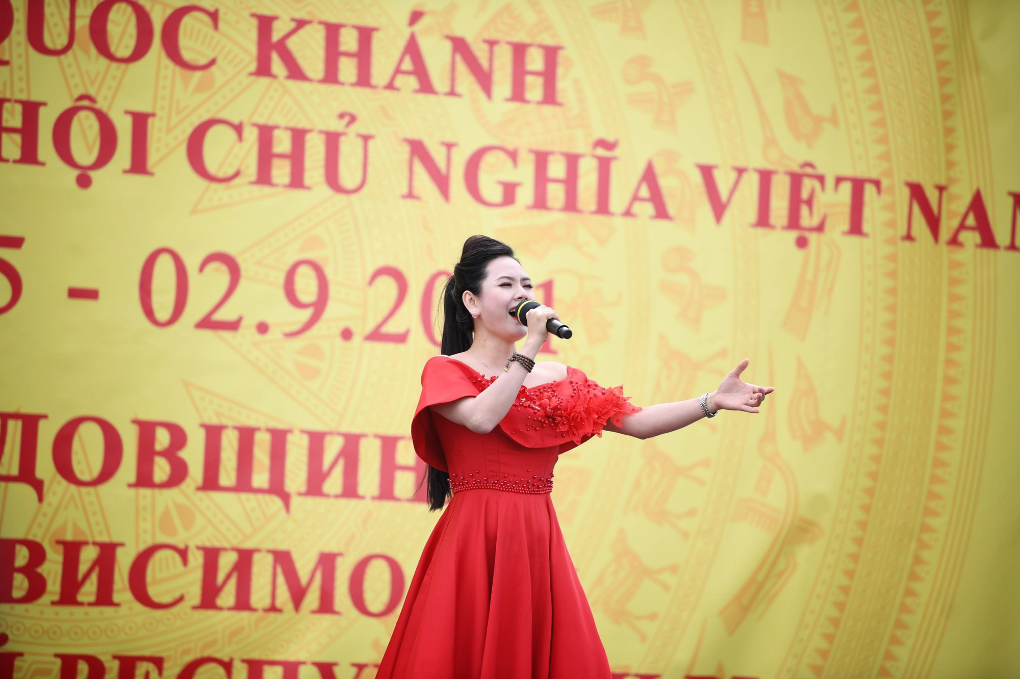 Ấm lòng khi Lương Nguyệt Ánh hát chúc mừng Quốc Khánh tại Nga