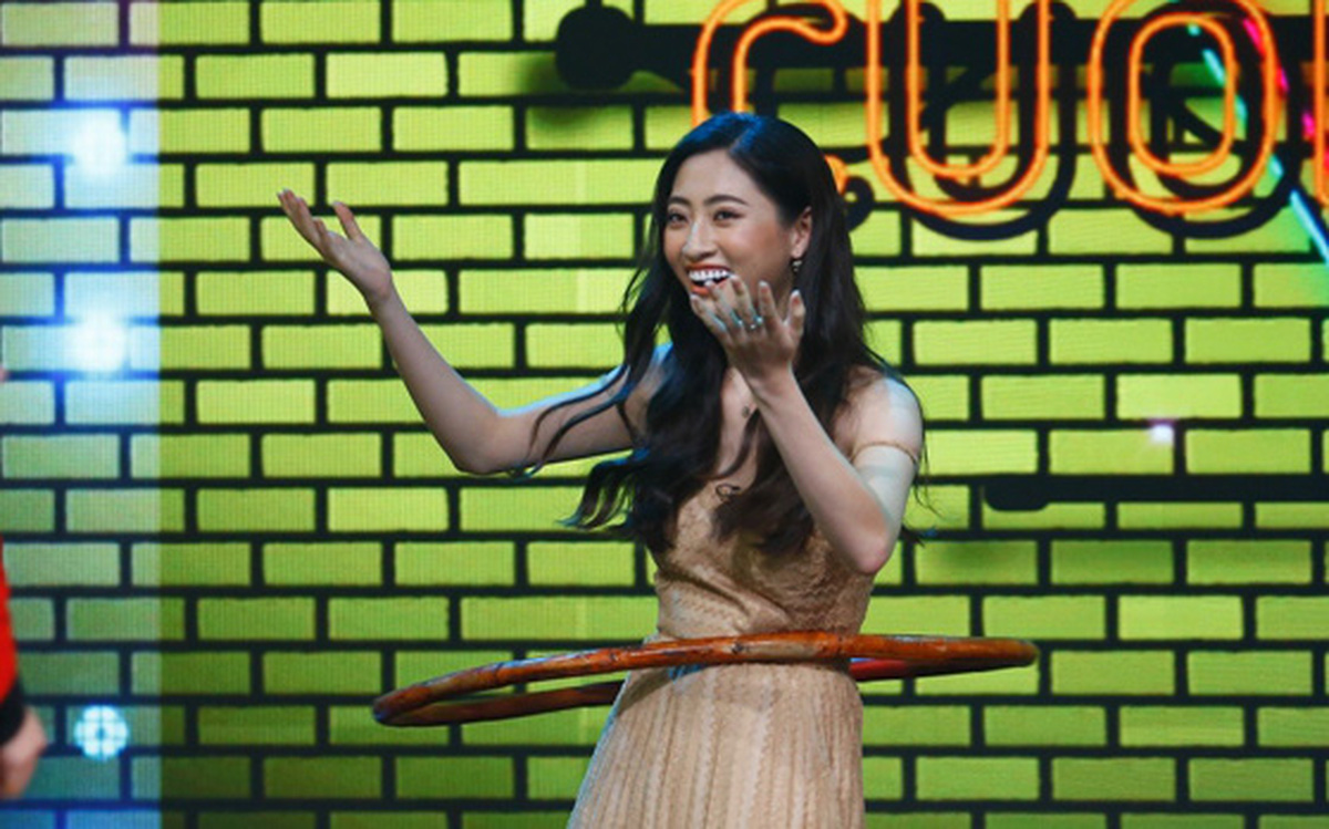 Hoa hậu Lương Thùy Linh vừa lắc vòng vừa làm toán tại Cuộc hẹn cuối tuần